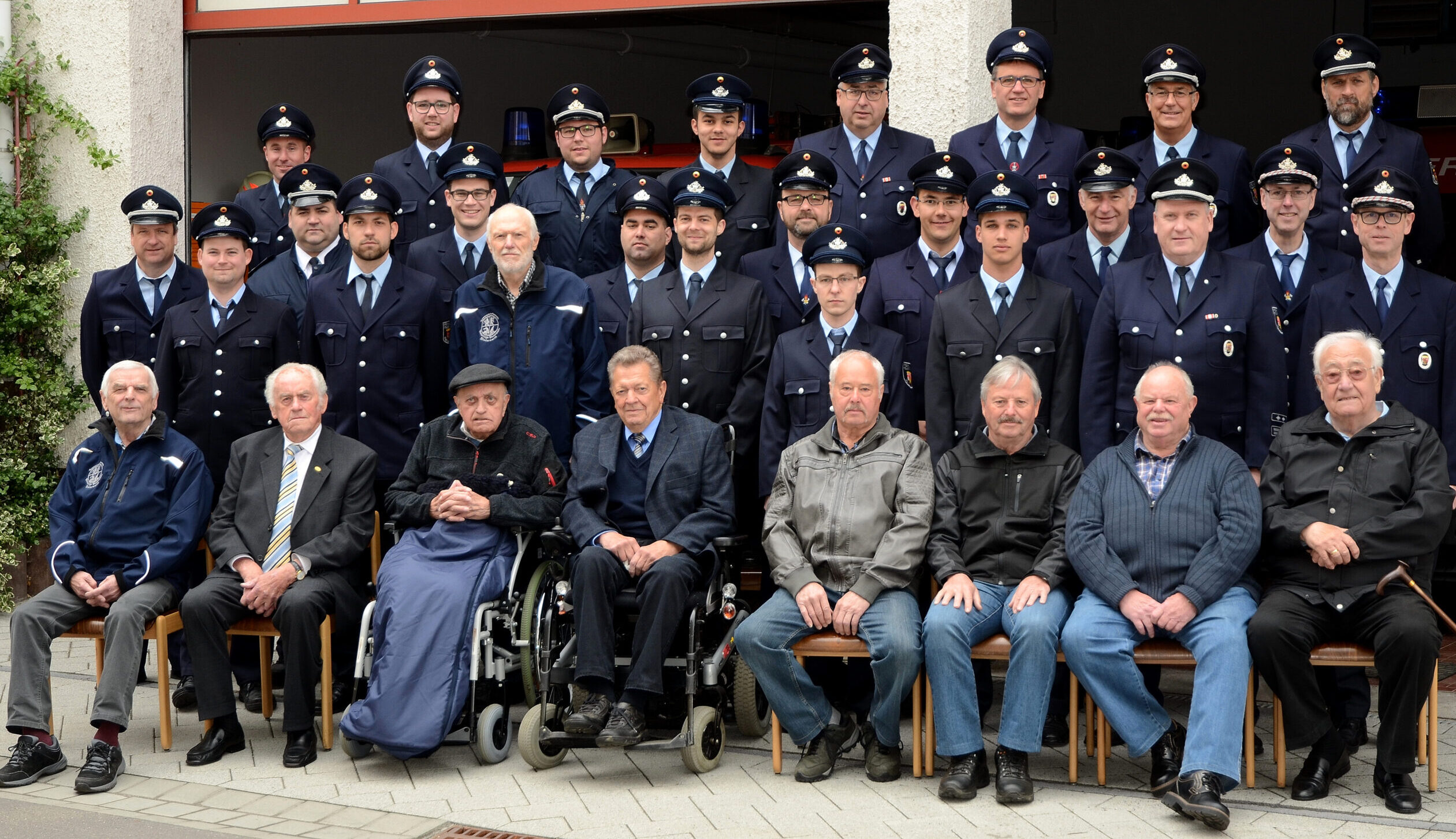 Gruppenbild Aktive- und Alterskammeraden der Freiwilligen Feuerwehr Niederwerth